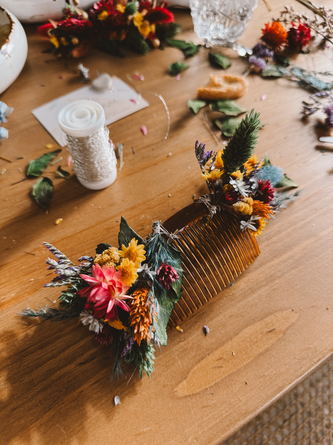 Workshop - Bloemen in je Lokken – DIY haarspeld met droogbloemen - Foto
